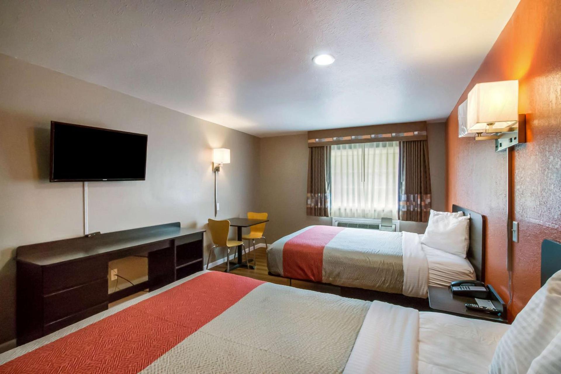 Motel 6-Rossford, OH photo 13