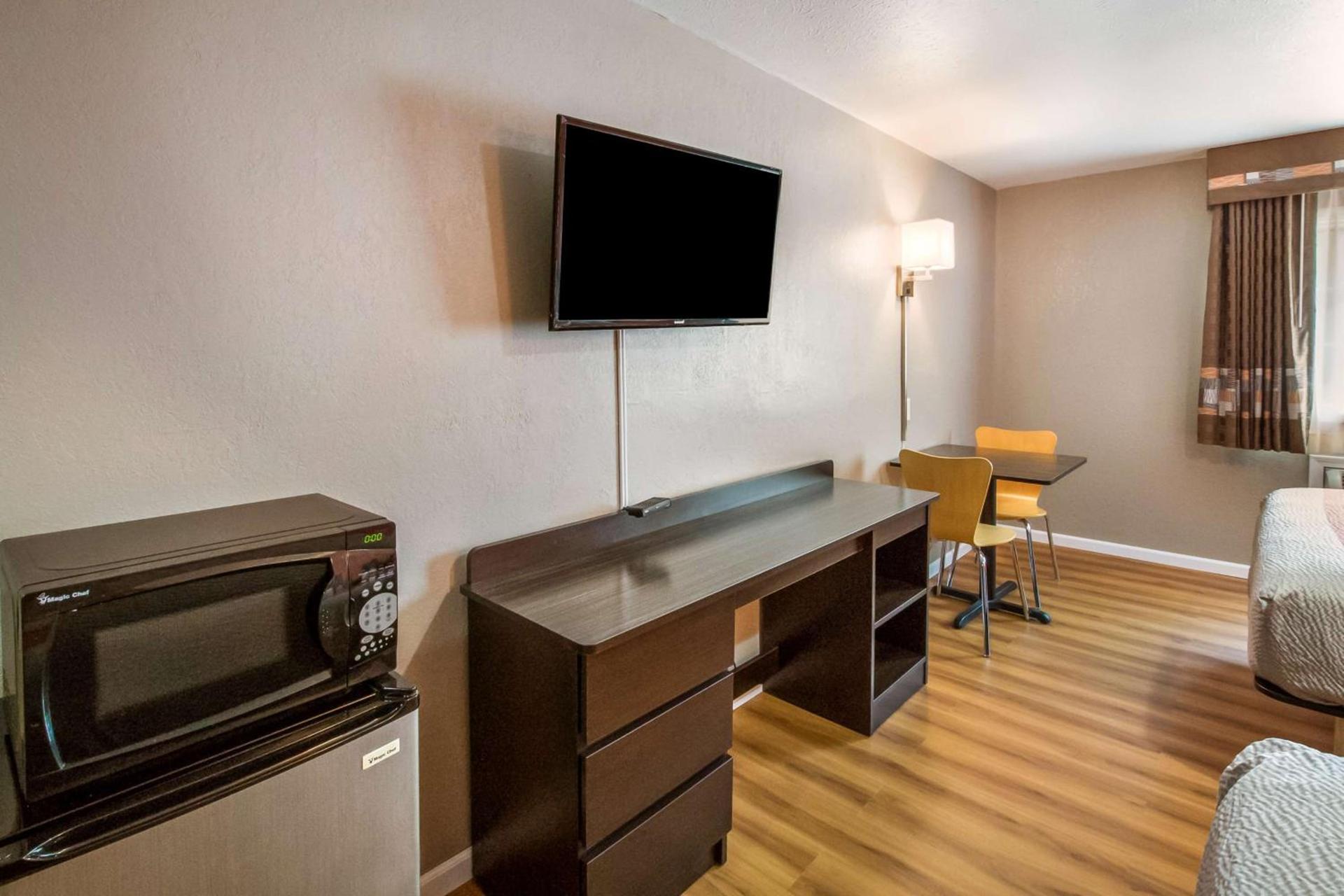 Motel 6-Rossford, OH photo 15