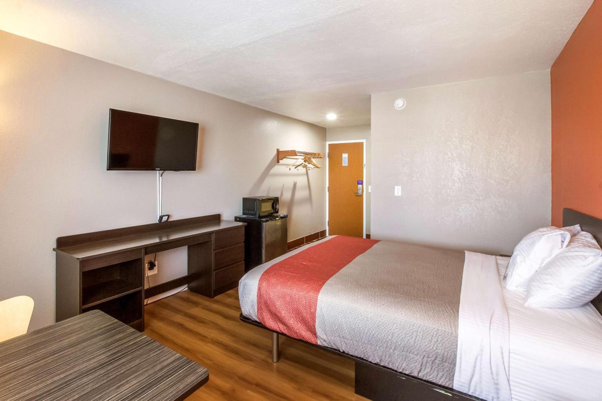 Motel 6-Rossford, OH photo 9