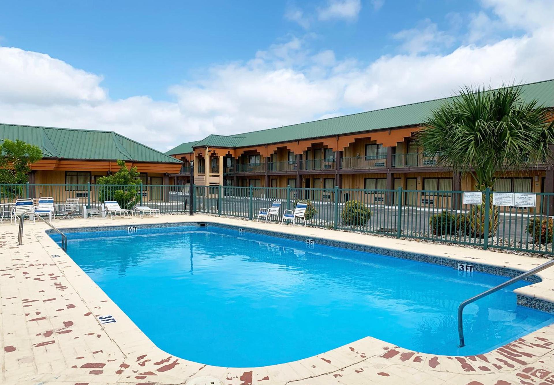 Econo Lodge Del Rio photo 2