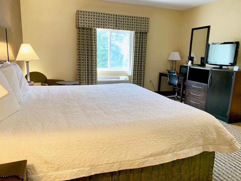 Whitney Inn & Suites photo 5