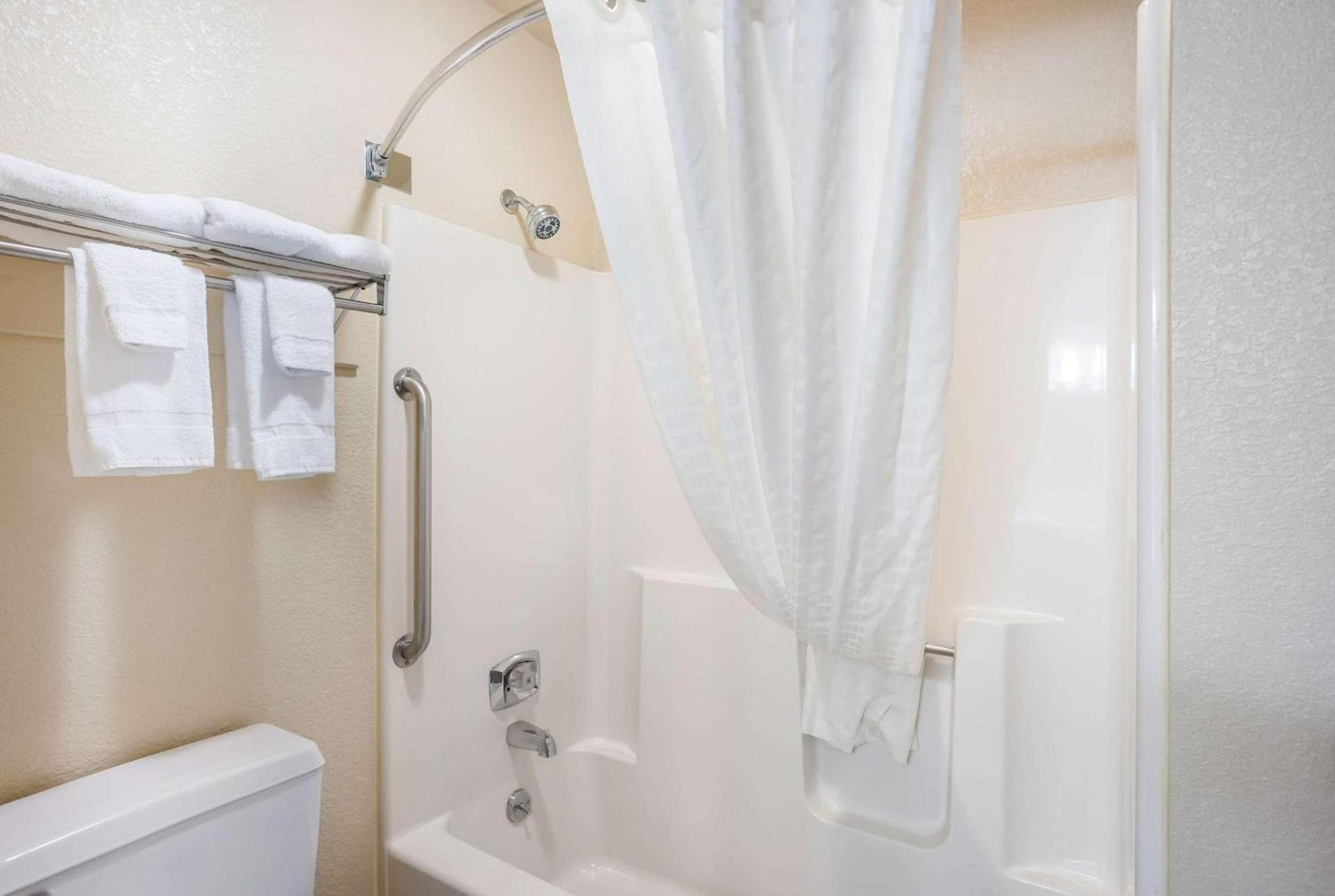 Quality Inn Cedar Rapids South photo 39