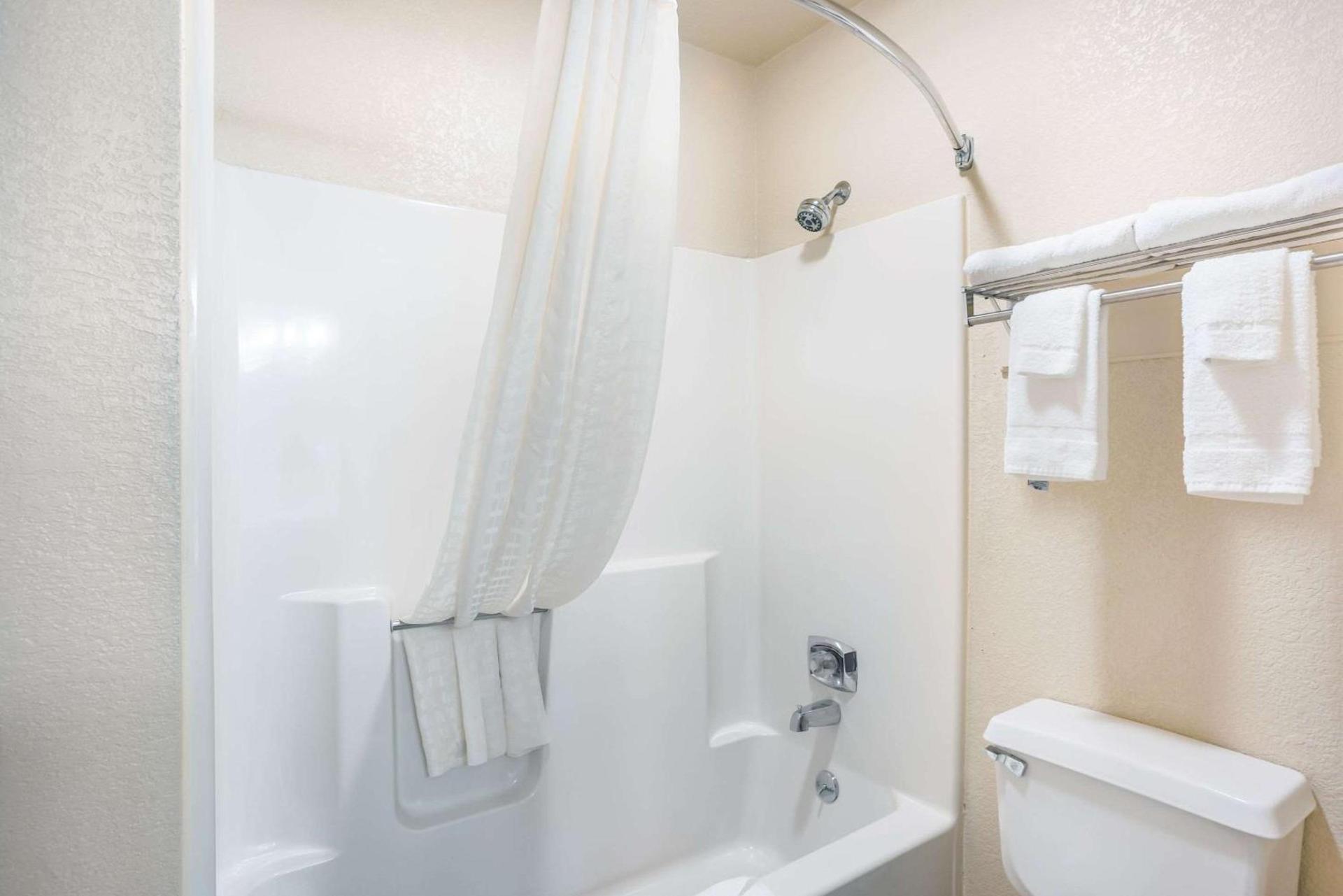 Quality Inn Cedar Rapids South photo 37