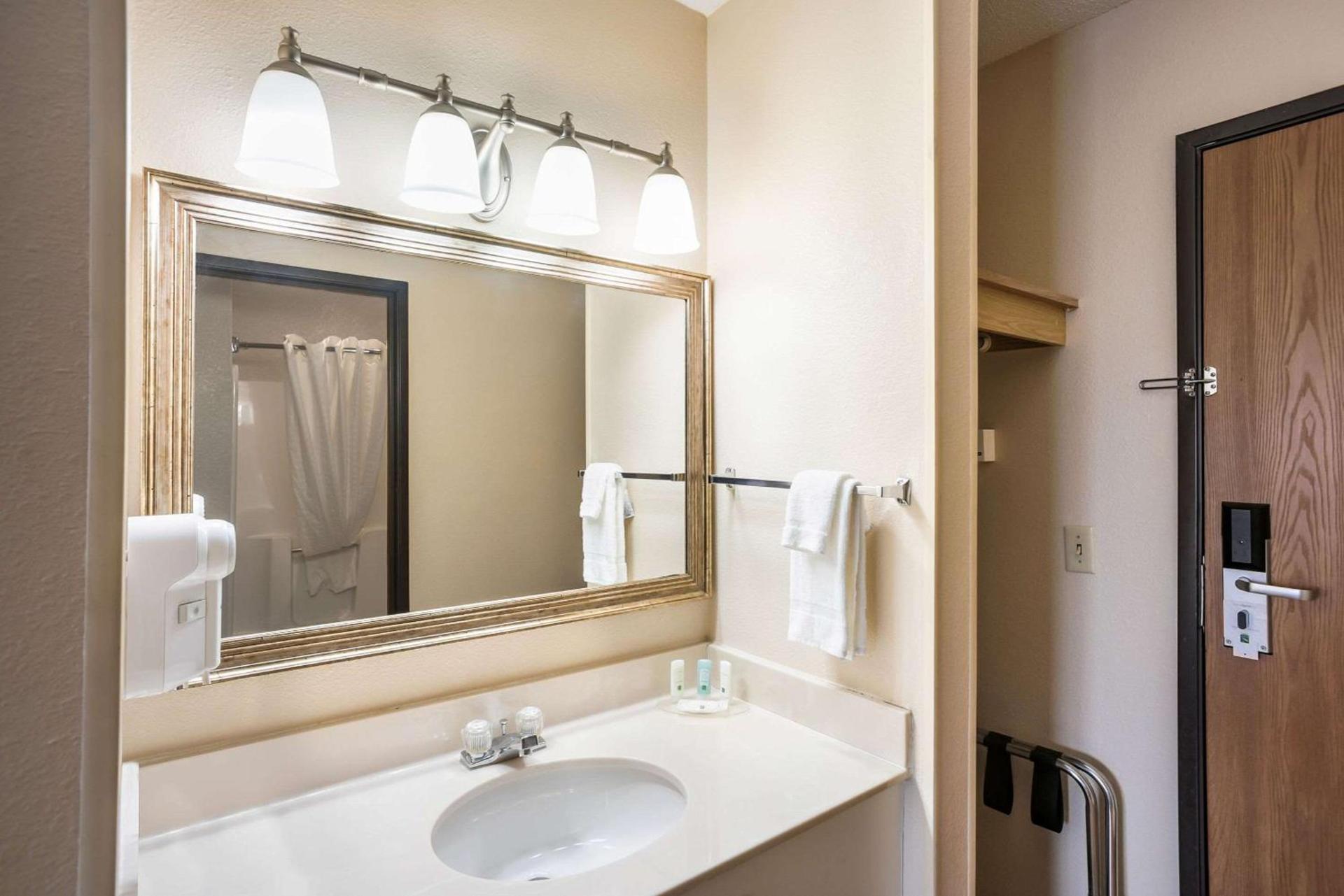 Quality Inn Cedar Rapids South photo 35