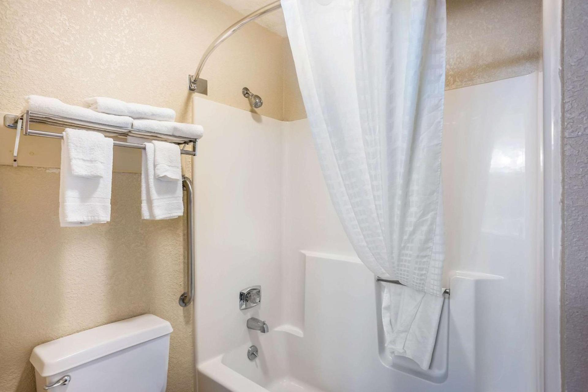 Quality Inn Cedar Rapids South photo 26