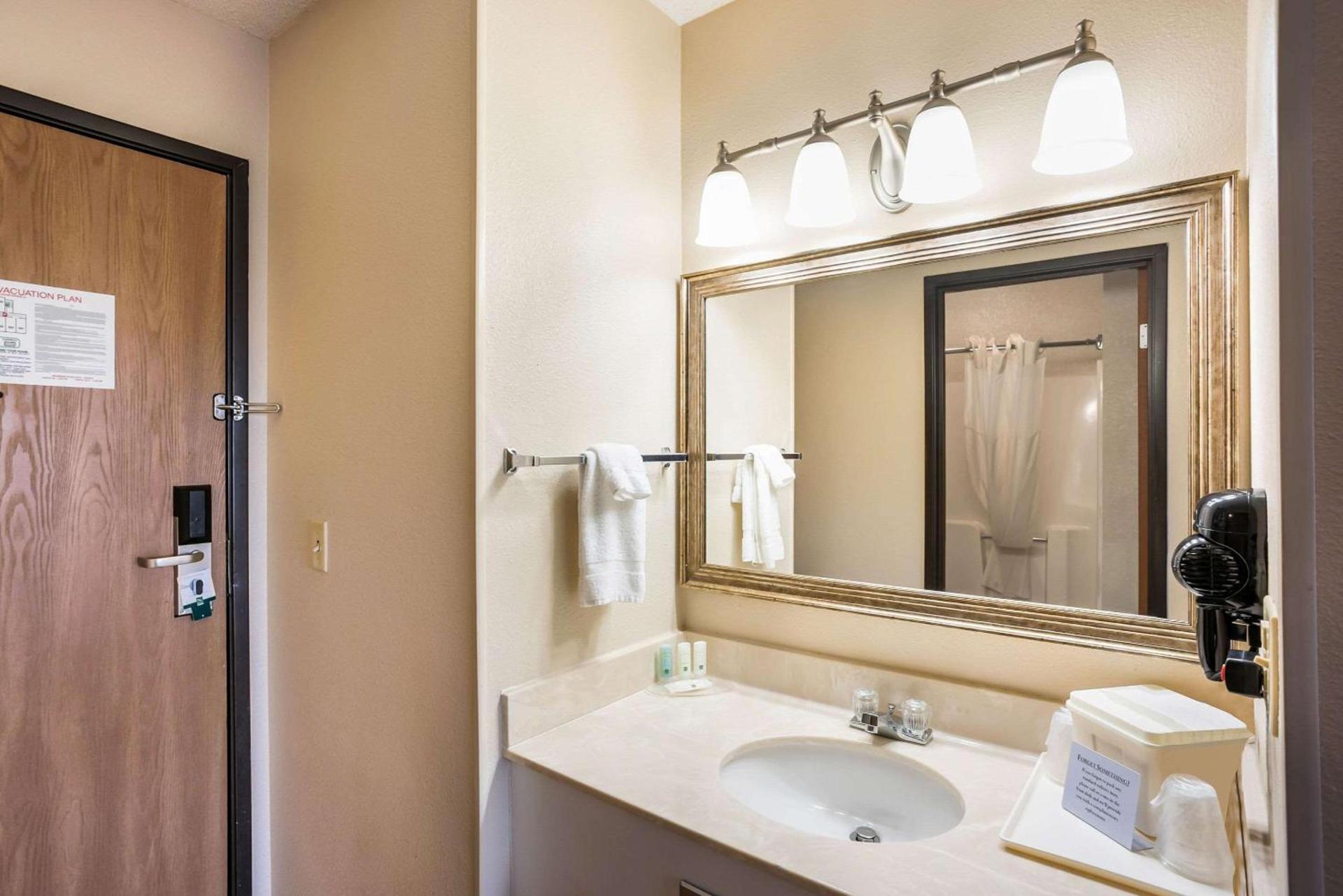 Quality Inn Cedar Rapids South photo 13
