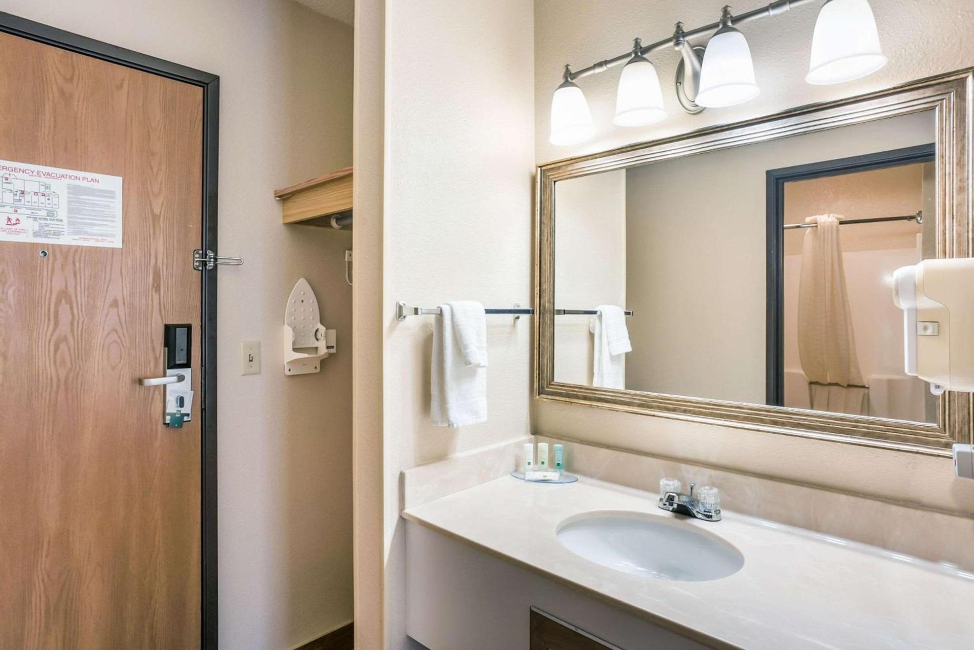 Quality Inn Cedar Rapids South photo 8