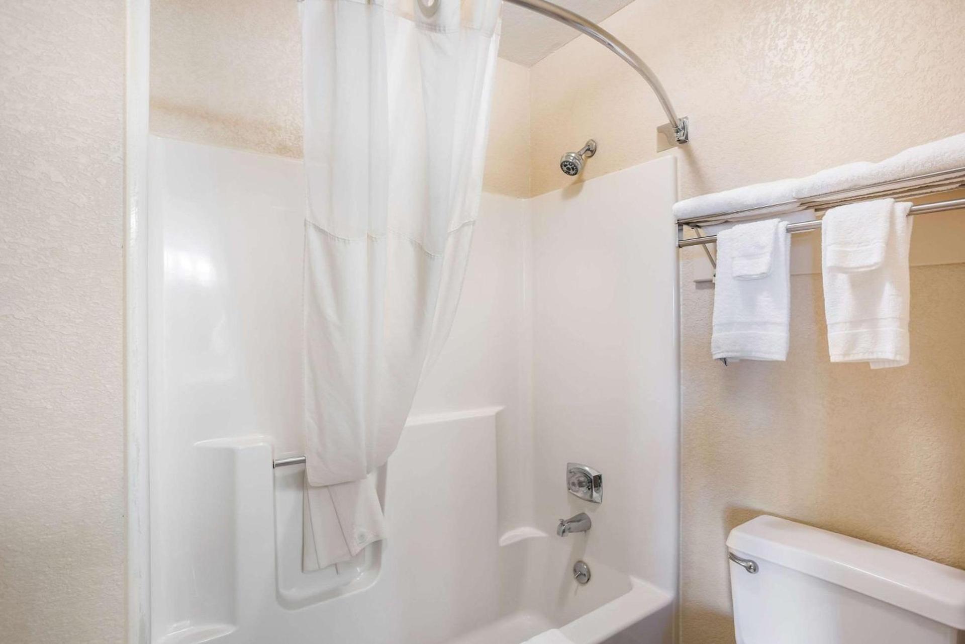 Quality Inn Cedar Rapids South photo 11