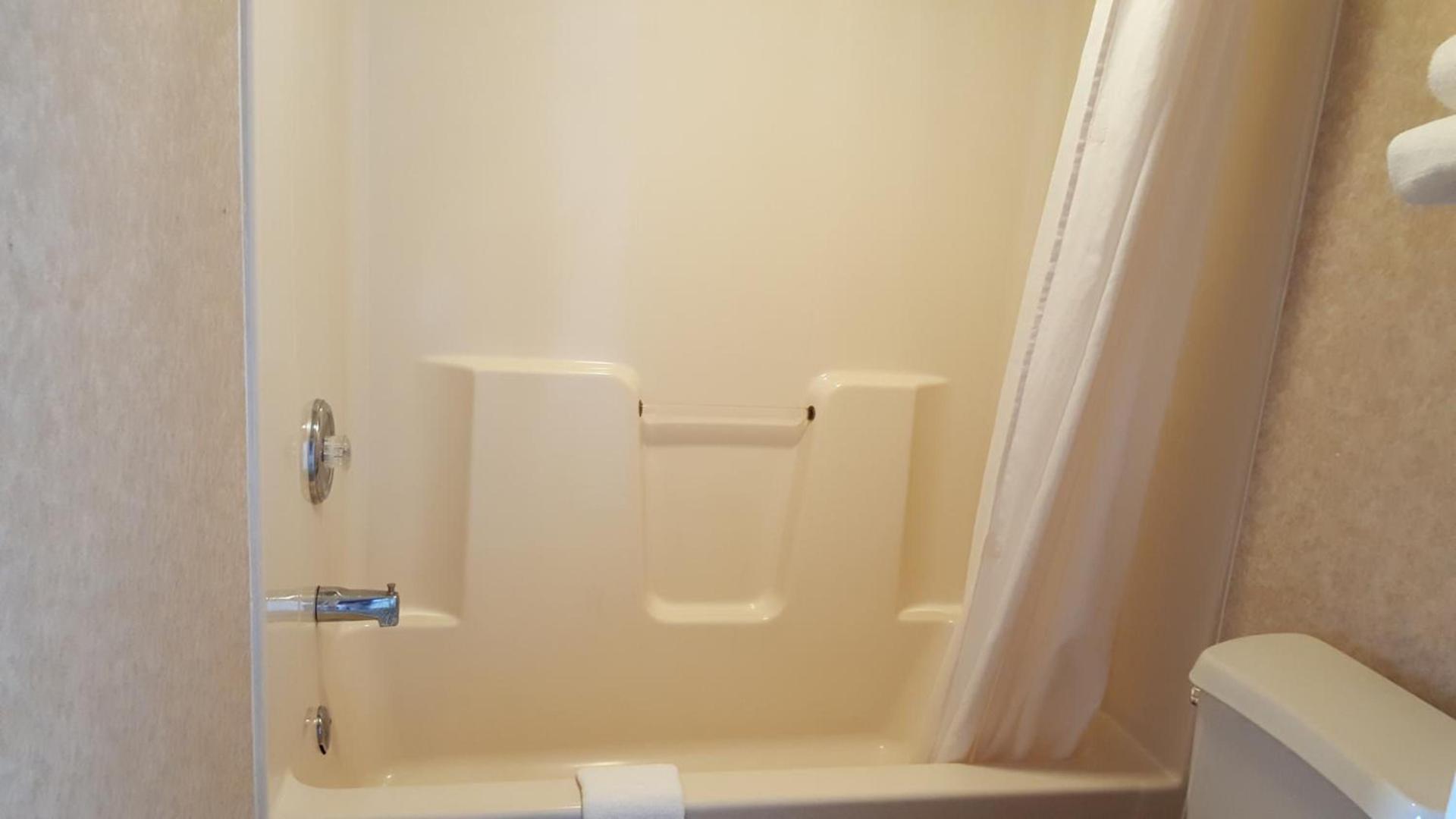 Atrium Inn & Suites photo 9