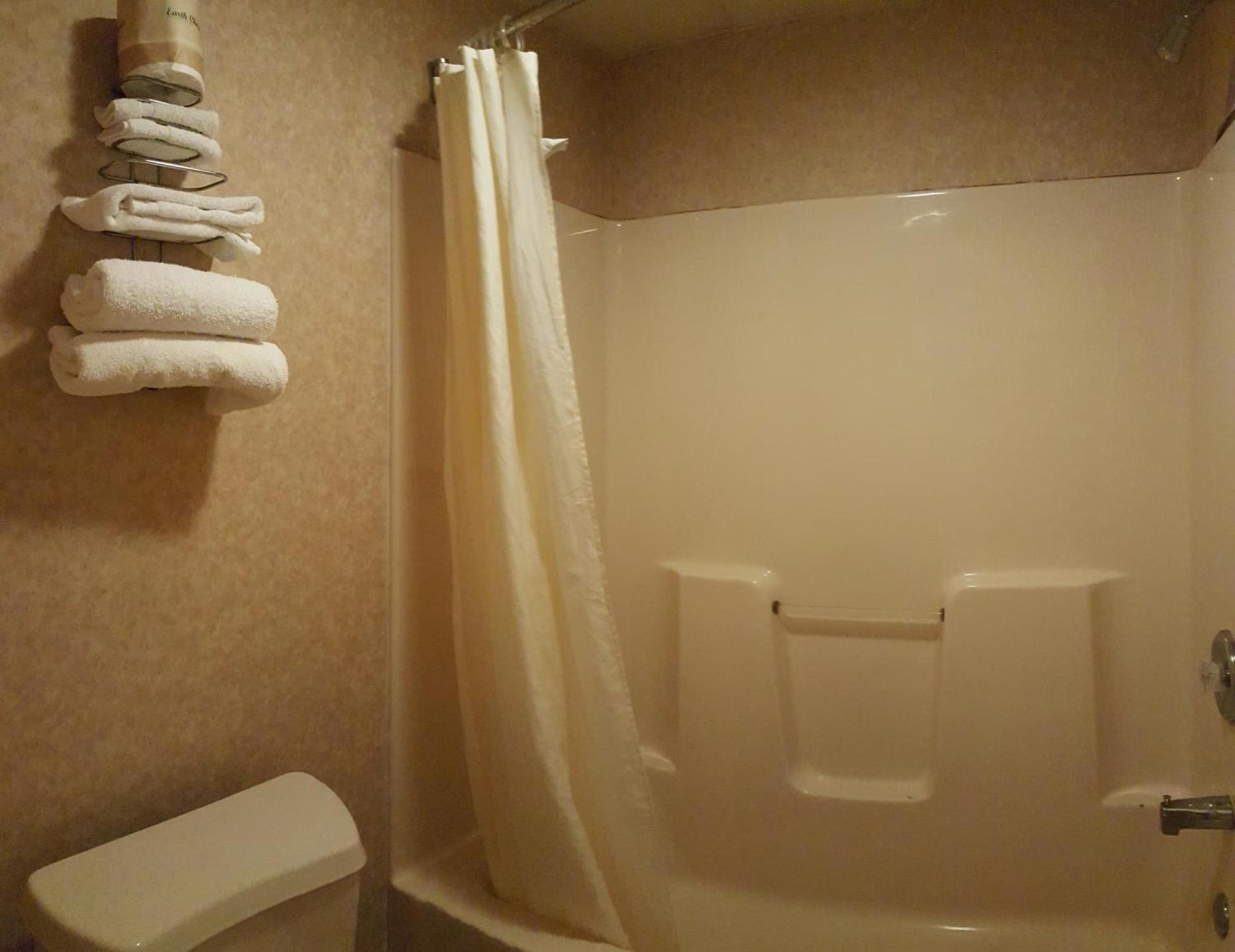 Atrium Inn & Suites photo 2