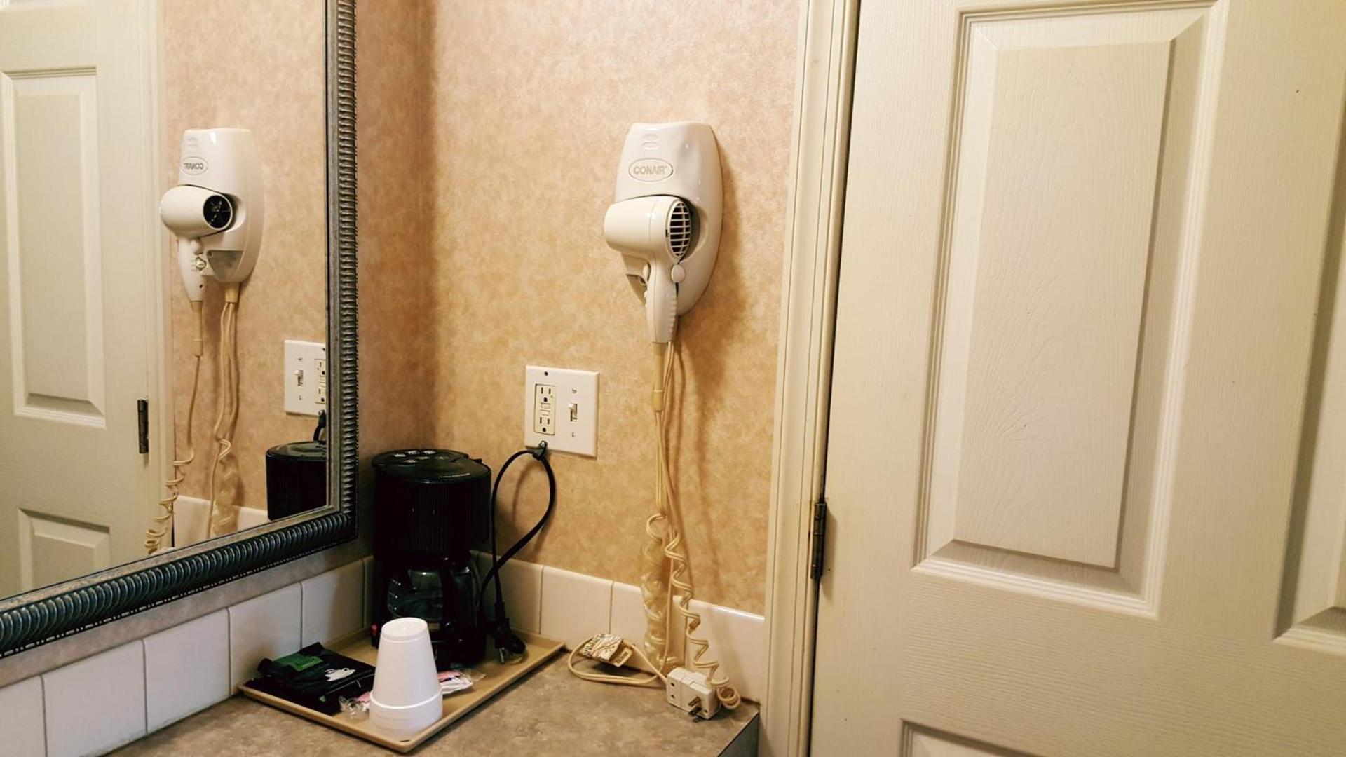 Atrium Inn & Suites photo 6