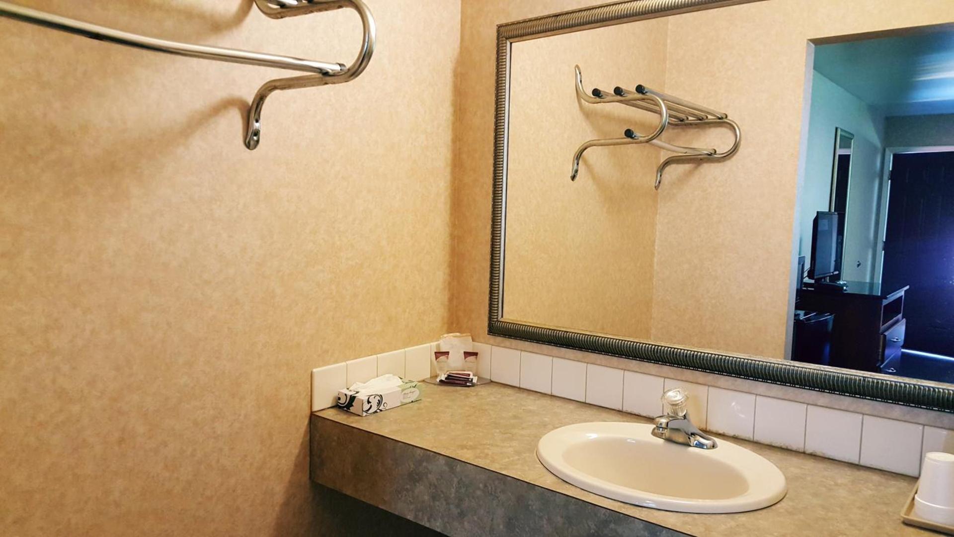 Atrium Inn & Suites photo 7