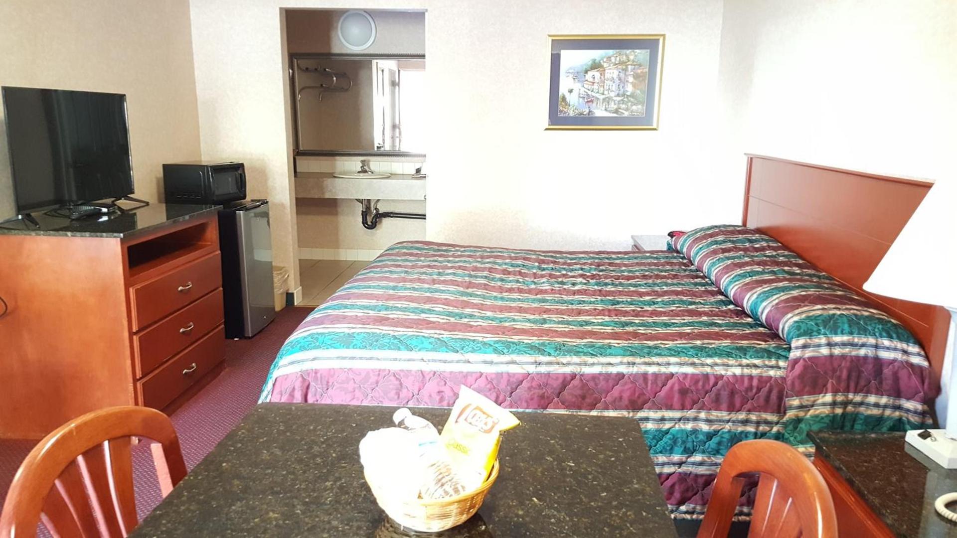Atrium Inn & Suites photo 8