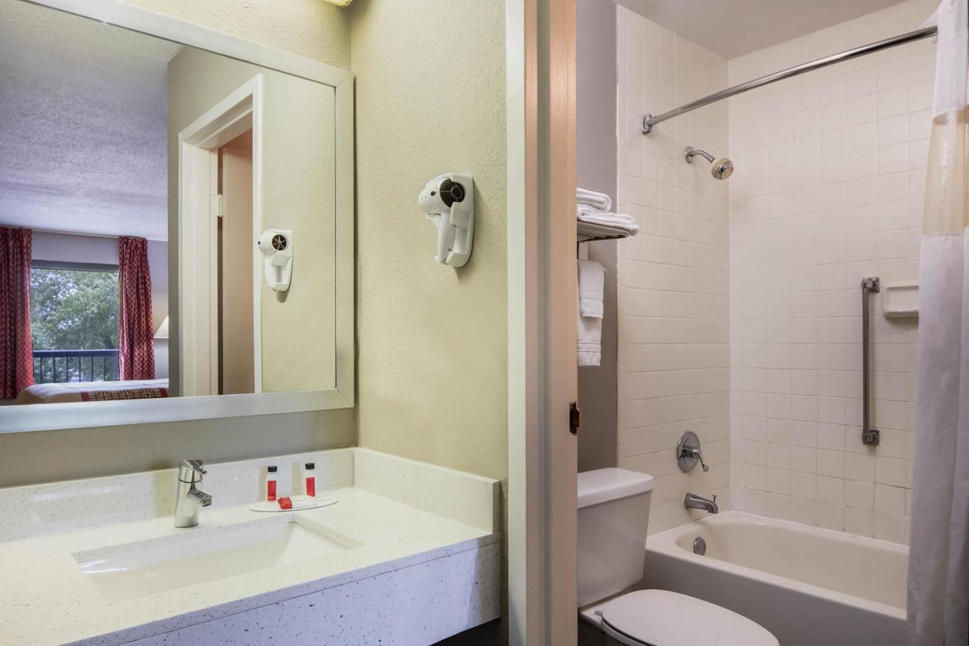 Days Inn by Wyndham Wilson photo 10