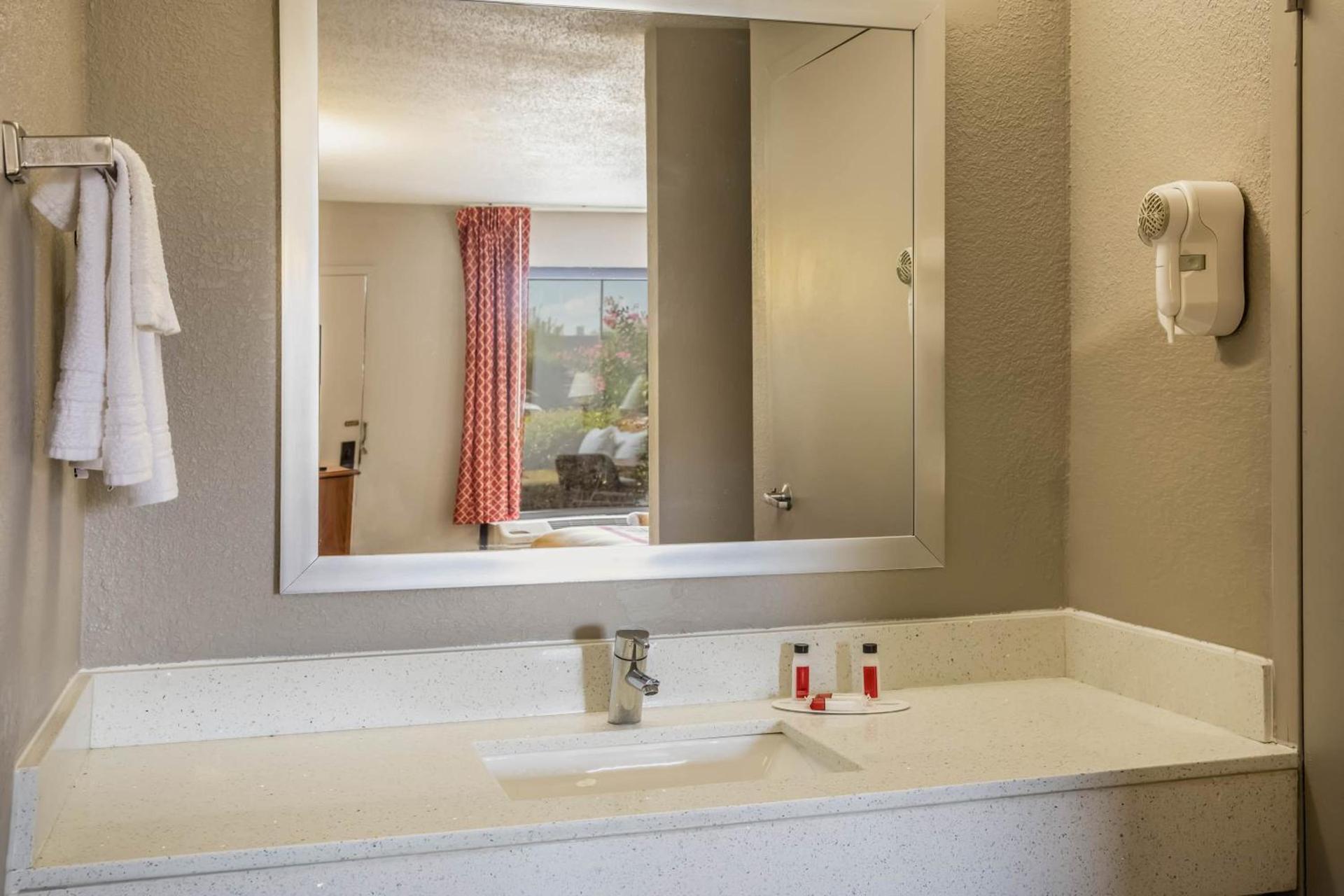 Days Inn by Wyndham Wilson photo 12