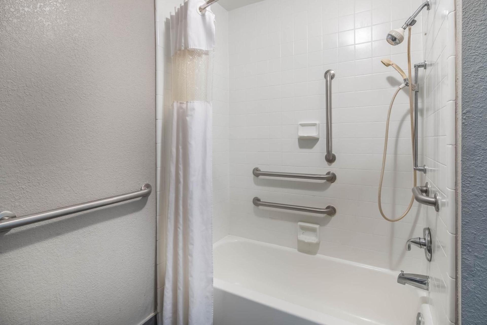 Days Inn by Wyndham Wilson photo 13