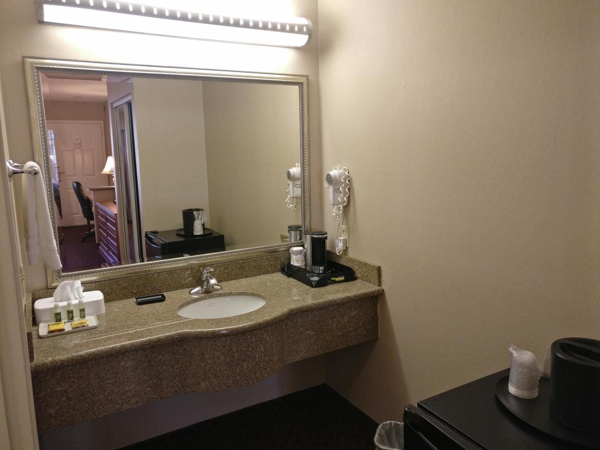 Burbank Inn and Suites photo 2