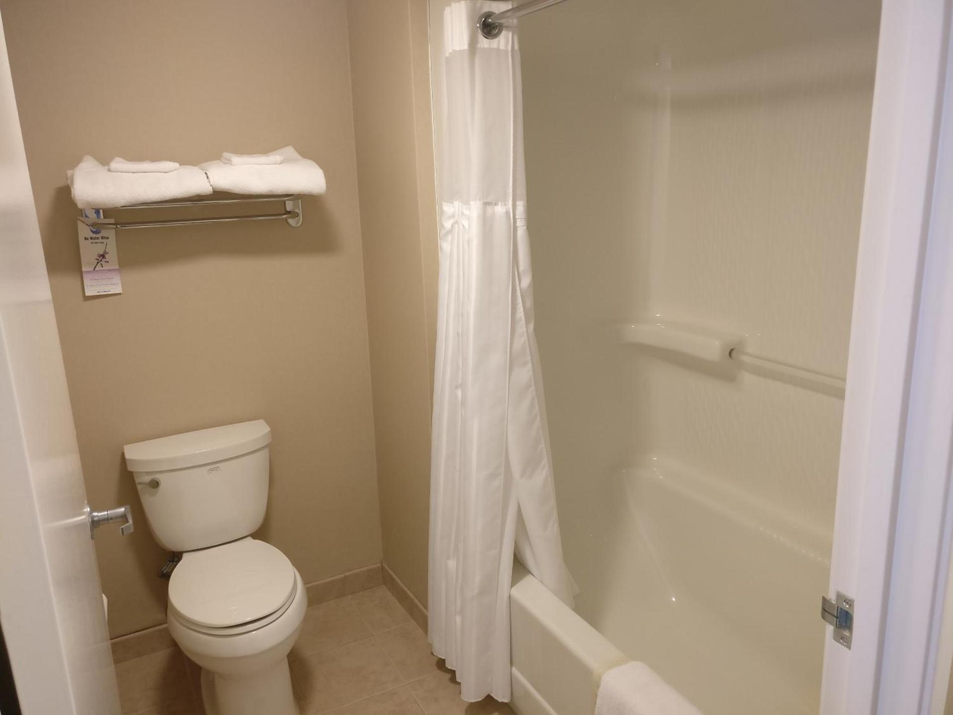 Burbank Inn and Suites photo 3