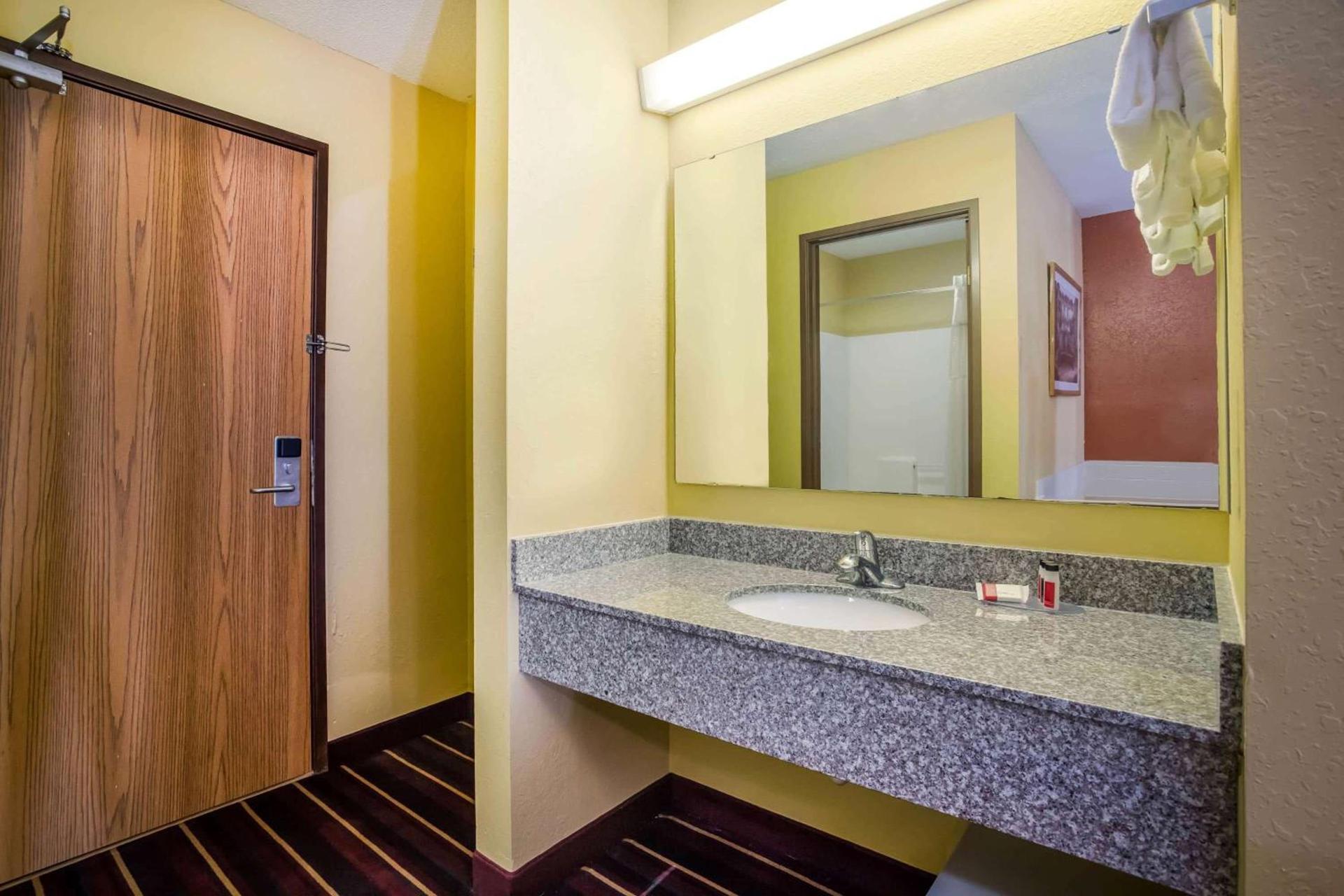 Super 8 by Wyndham Crawfordsville photo 10