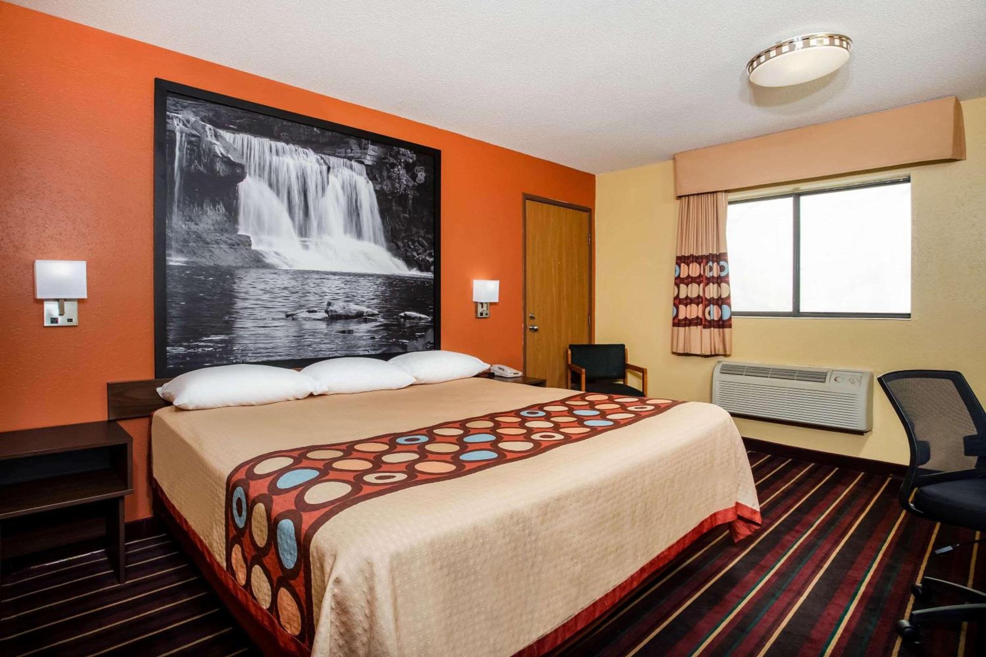 Super 8 by Wyndham Crawfordsville photo 8