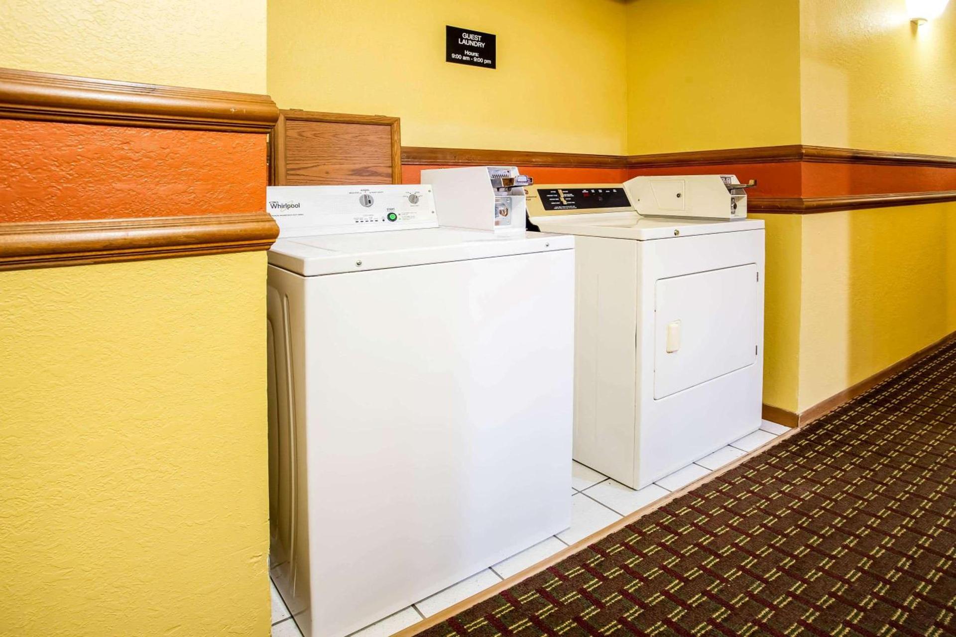 Super 8 by Wyndham Crawfordsville photo 7