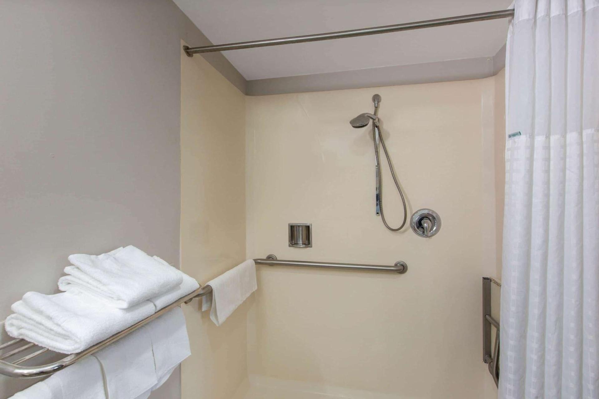 Days Inn by Wyndham Ukiah photo 11