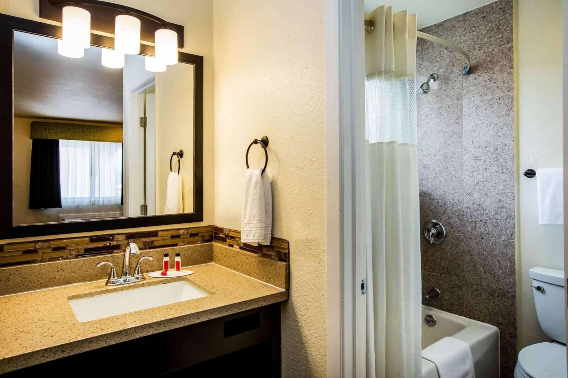 Days Inn by Wyndham Monterey Downtown photo 46
