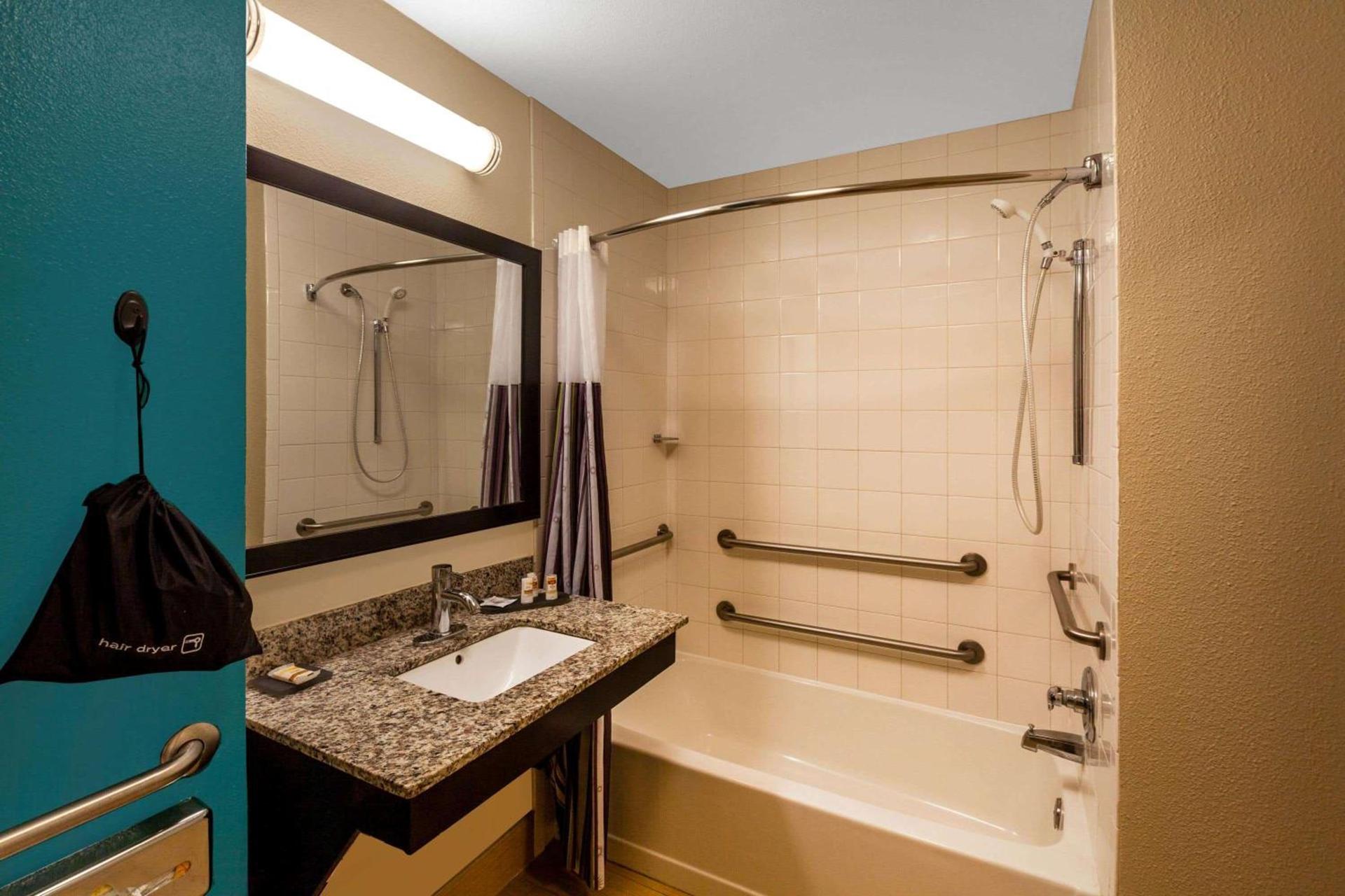 La Quinta by Wyndham Midland North photo 43