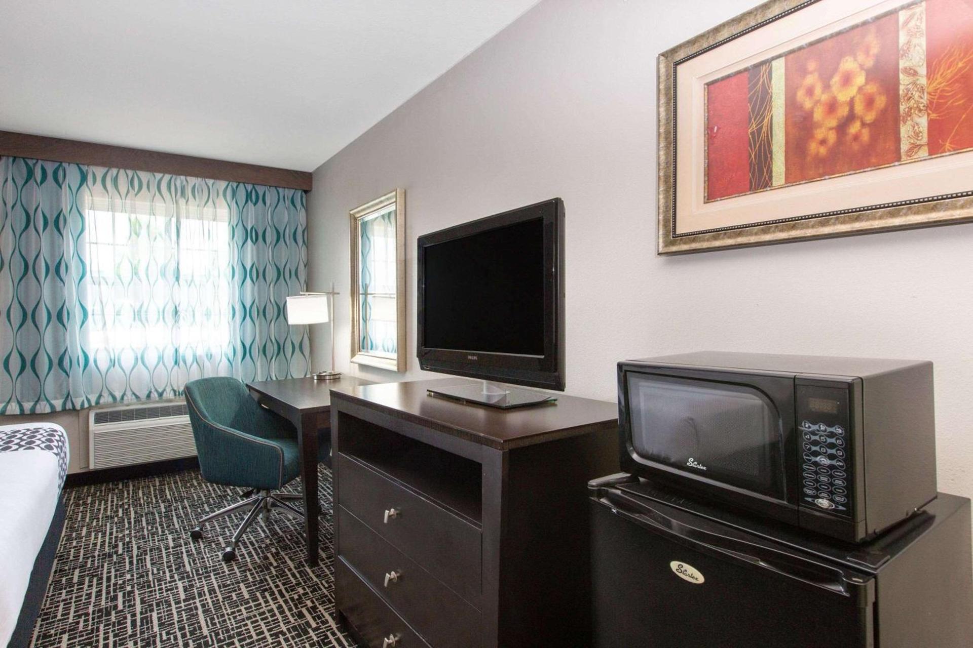 La Quinta by Wyndham Blue Springs photo 24