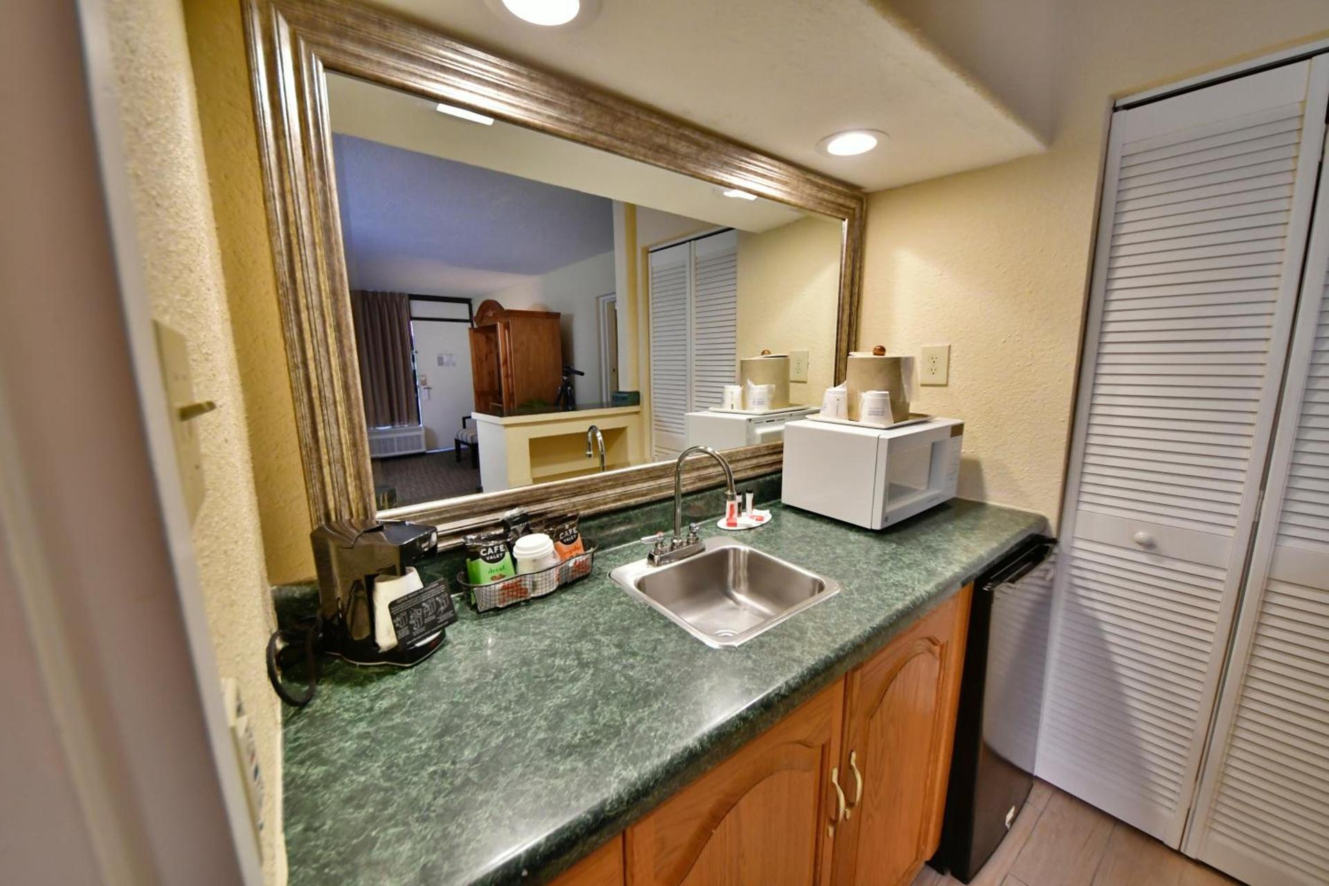 Ramada by Wyndham Jacksonville Hotel & Conference Center photo 57