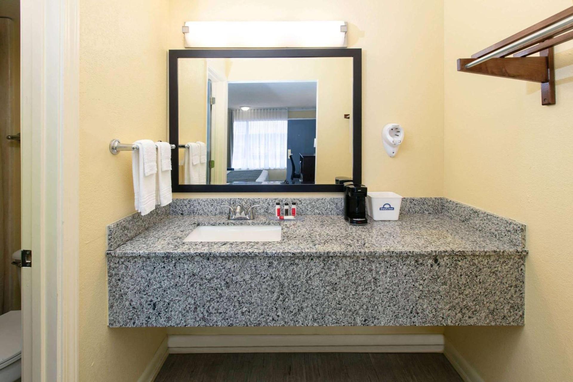 Days Inn by Wyndham Natchez photo 89