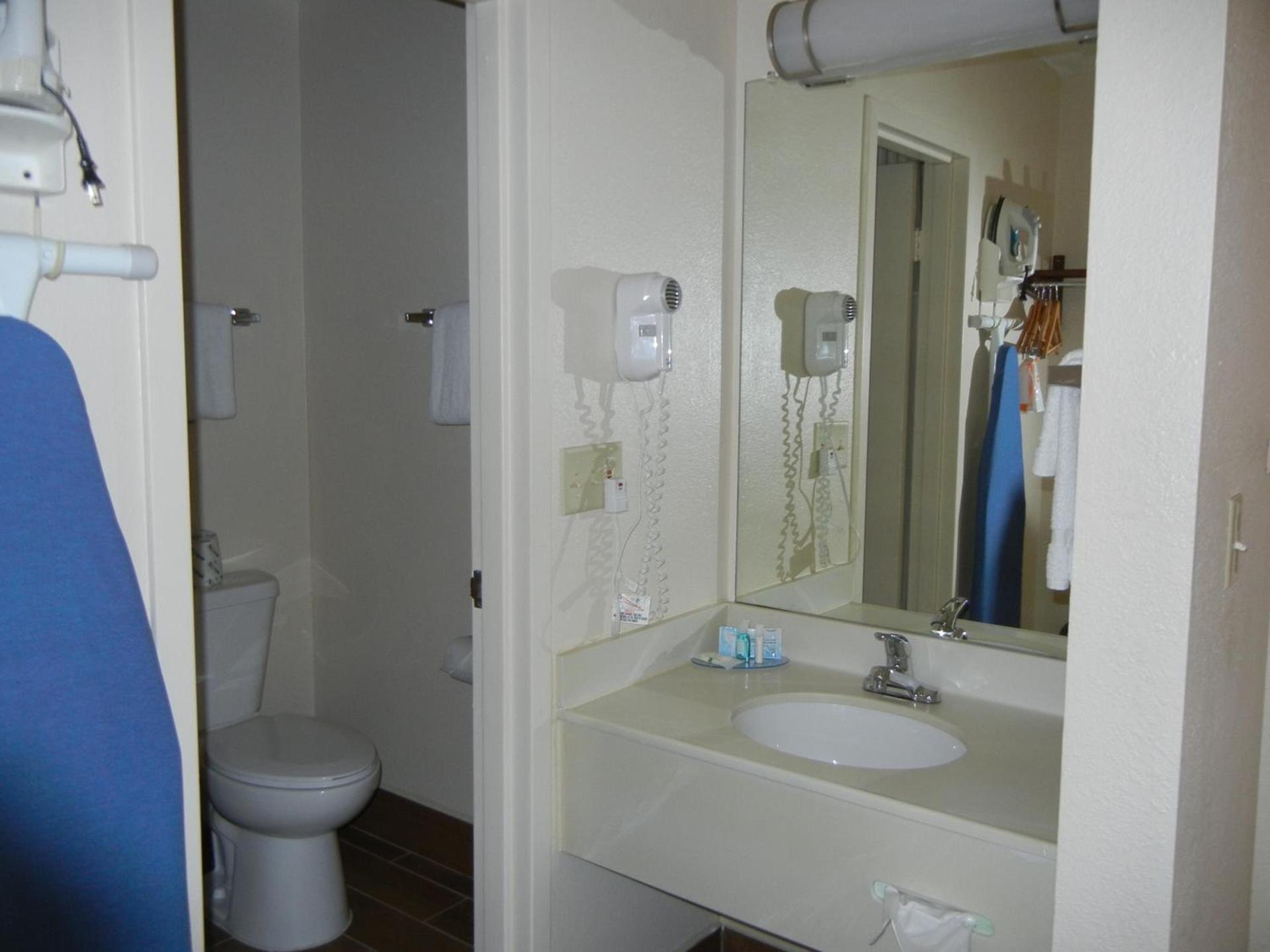 Quality Inn Holland - Toledo photo 2