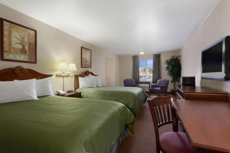 Travelodge by Wyndham Orange County Airport/ Costa Mesa photo 29