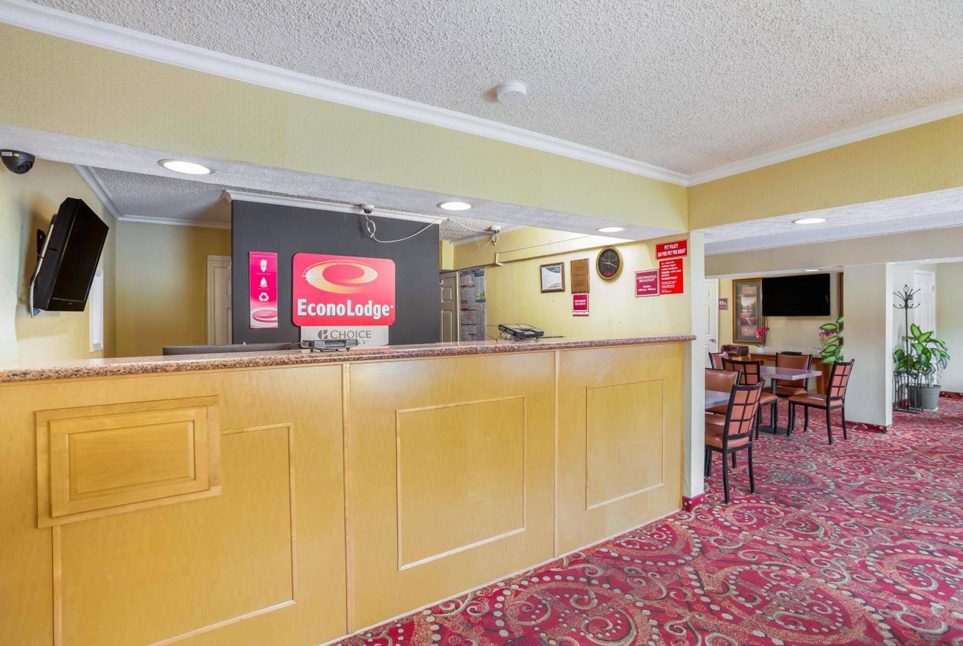 Econo Lodge Huntington - Barboursville University Area photo 25
