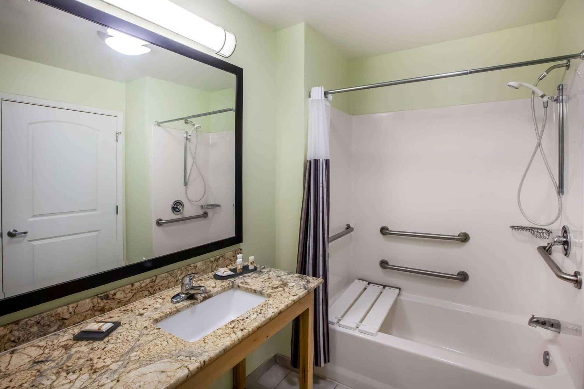 La Quinta by Wyndham Odessa North photo 11