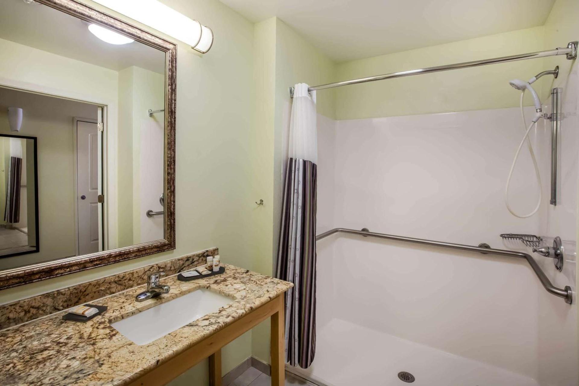 La Quinta by Wyndham Odessa North photo 12