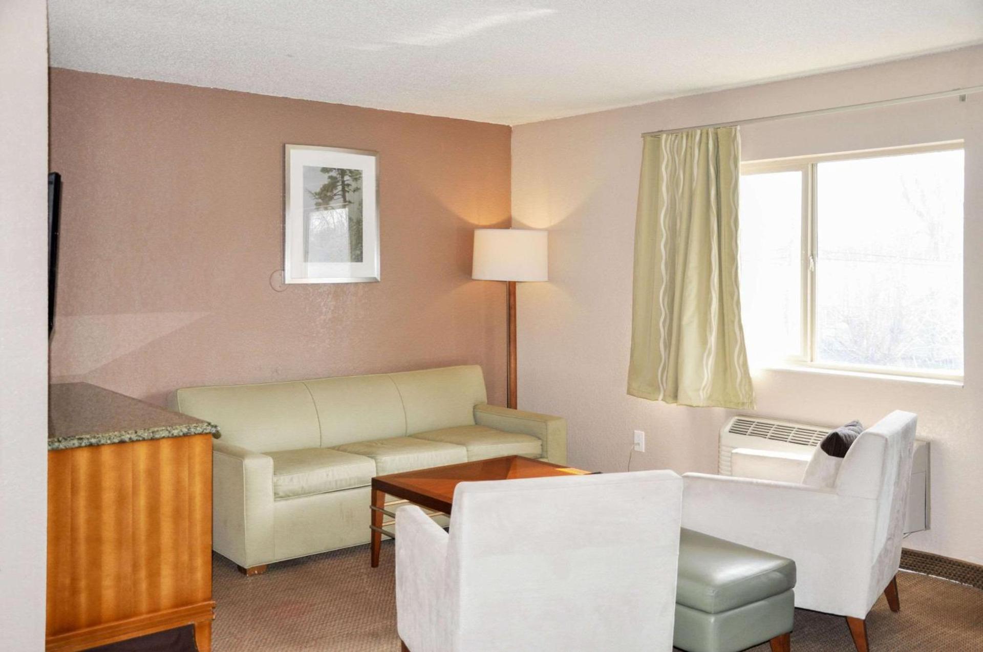 Rodeway Inn photo 26