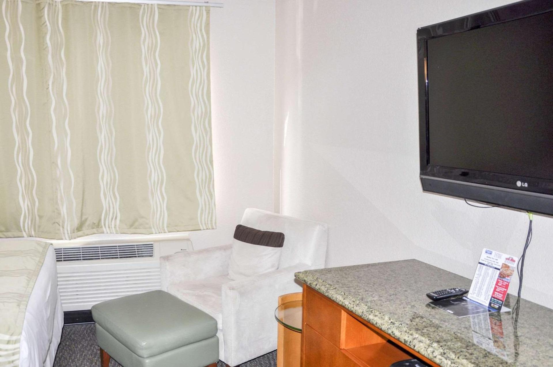 Rodeway Inn photo 25