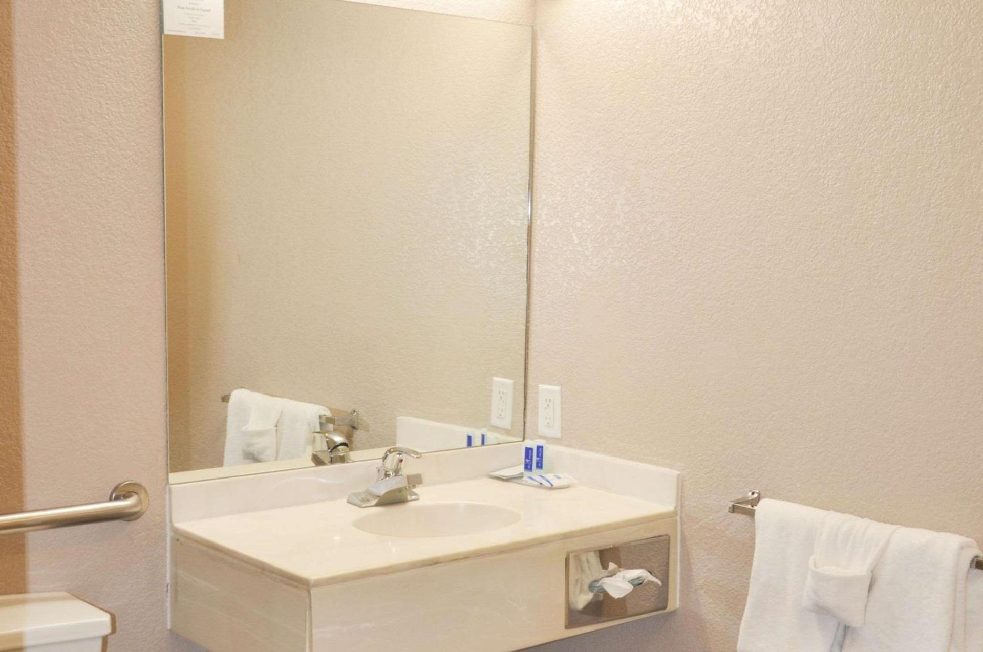 Rodeway Inn photo 23