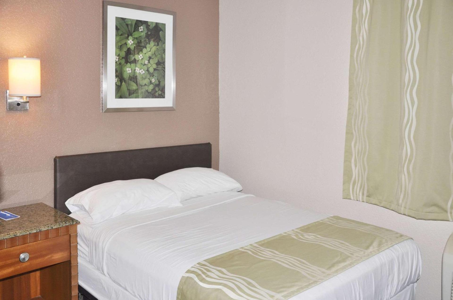 Rodeway Inn photo 19
