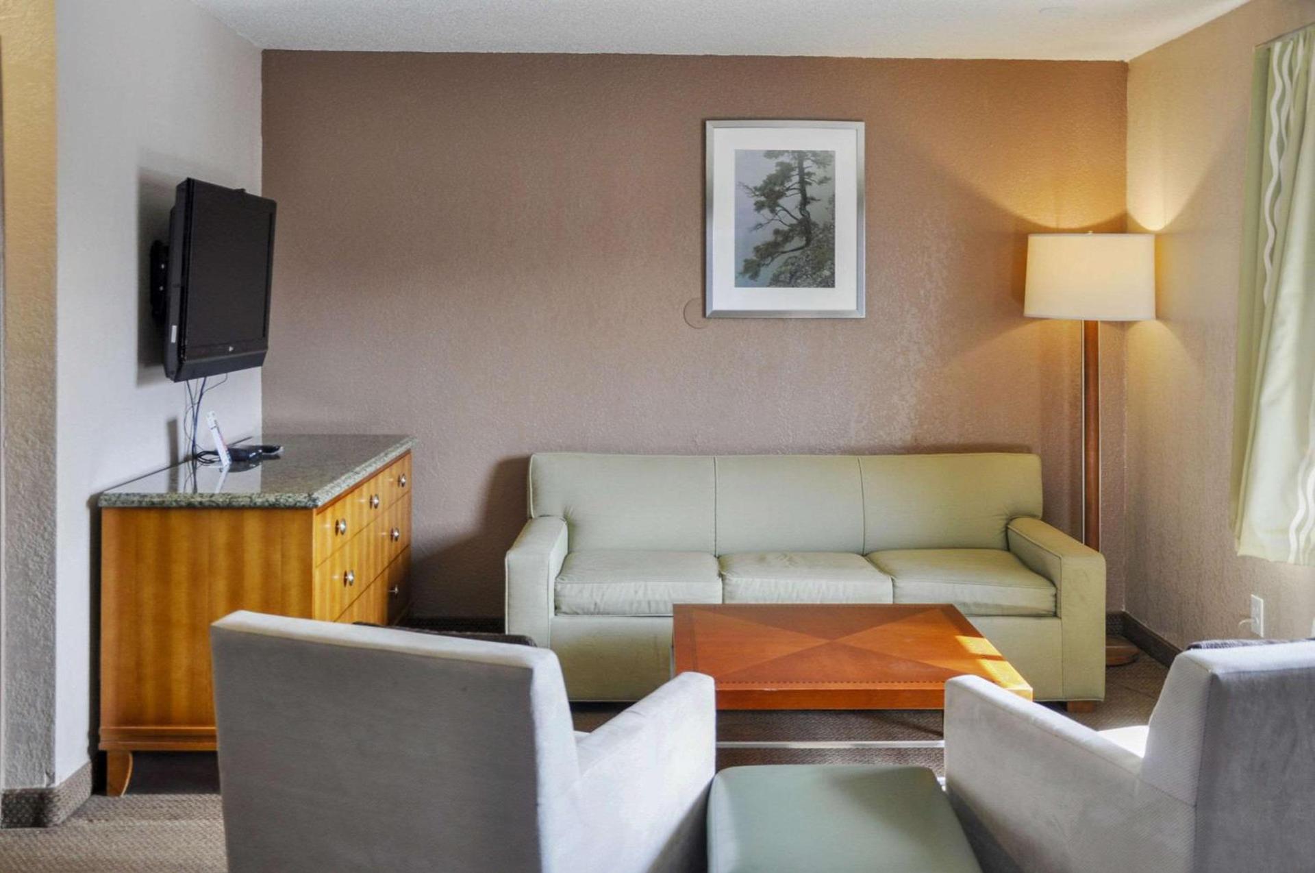 Rodeway Inn photo 17