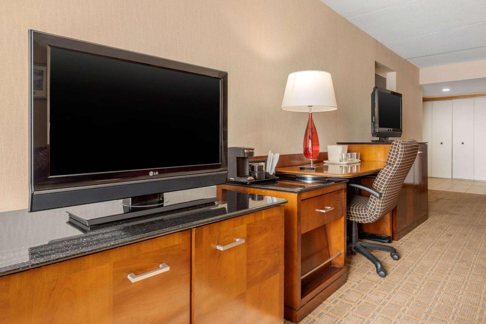 Clarion Hotel Conference Center on Lake Erie photo 10