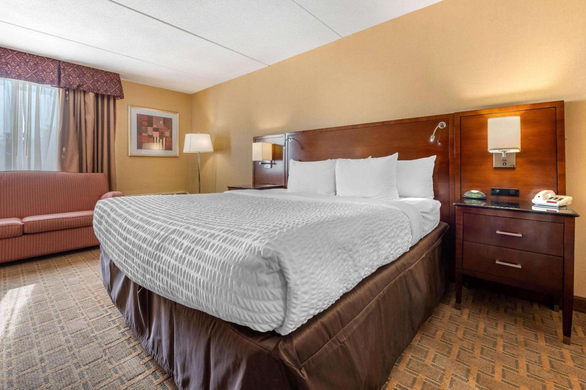 Clarion Hotel Conference Center on Lake Erie photo 9