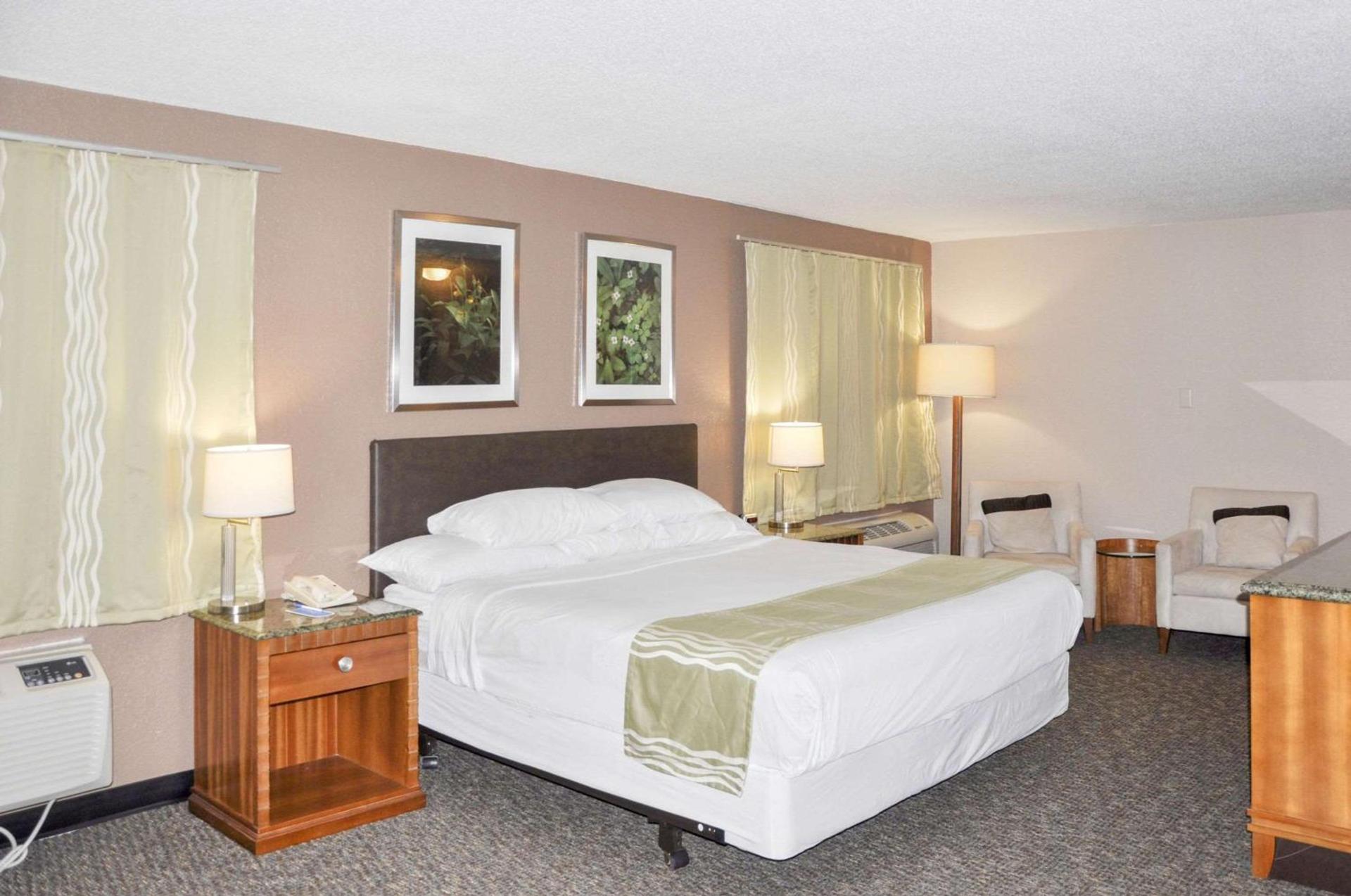 Rodeway Inn photo 11