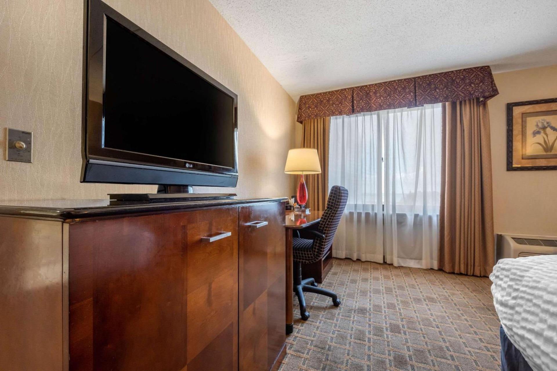Clarion Hotel Conference Center on Lake Erie photo 34