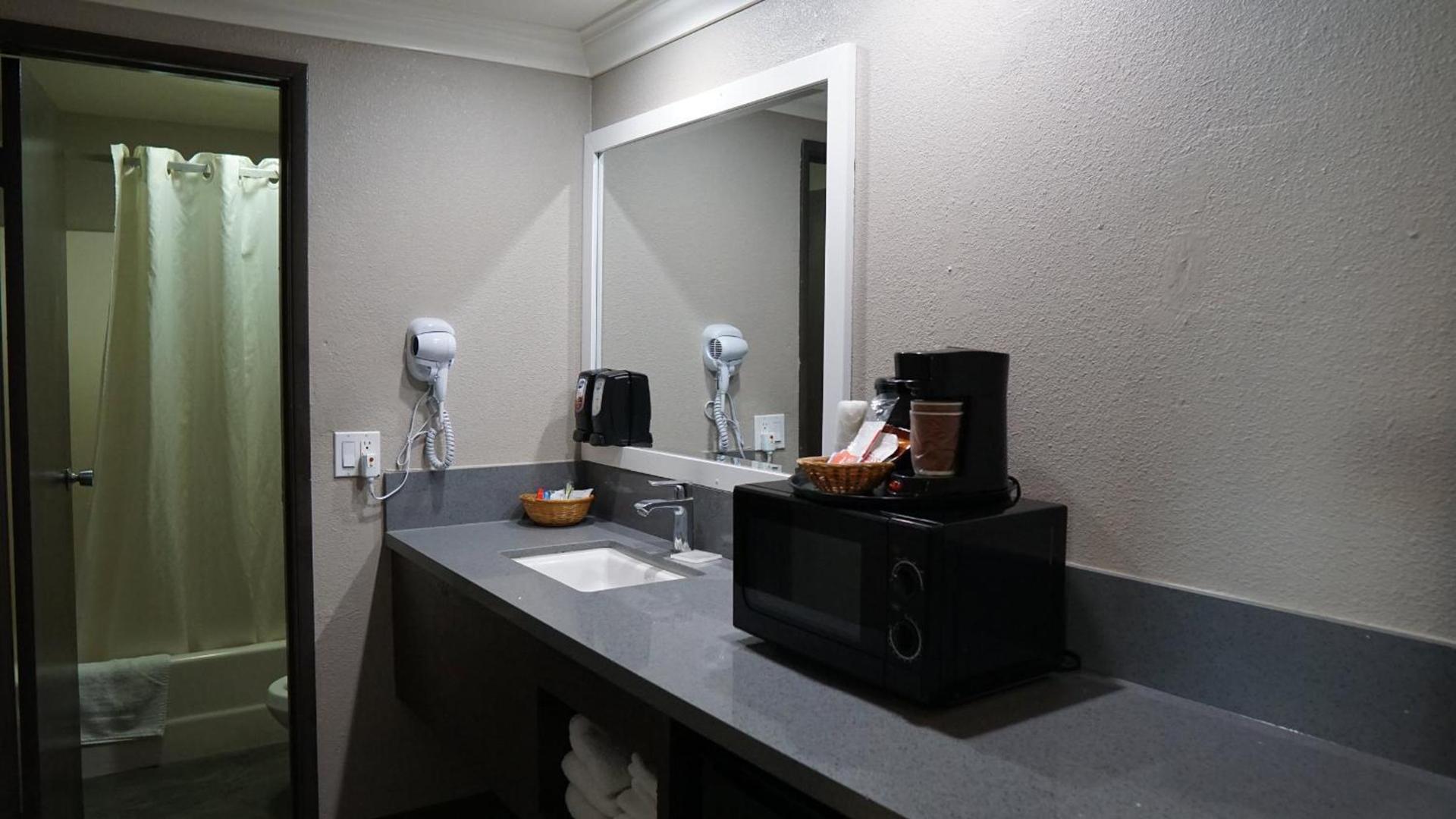 Hawthorne Plaza Inn Near LAX photo 17