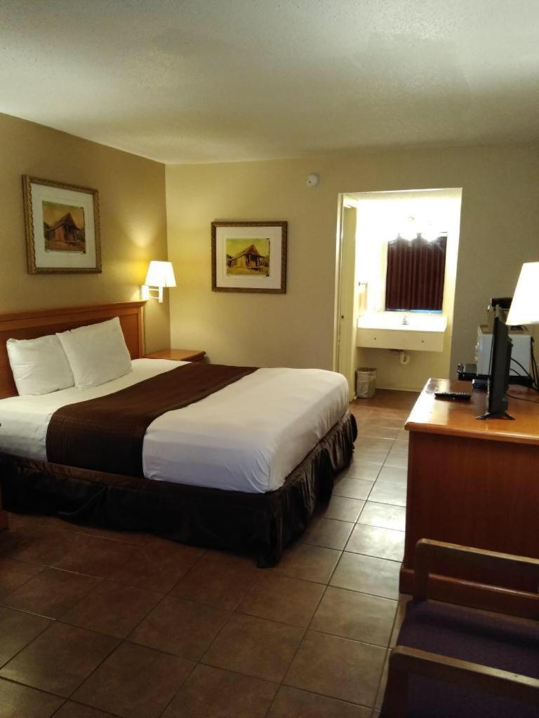 Knights Inn San Antonio near Frost Bank Center photo 20