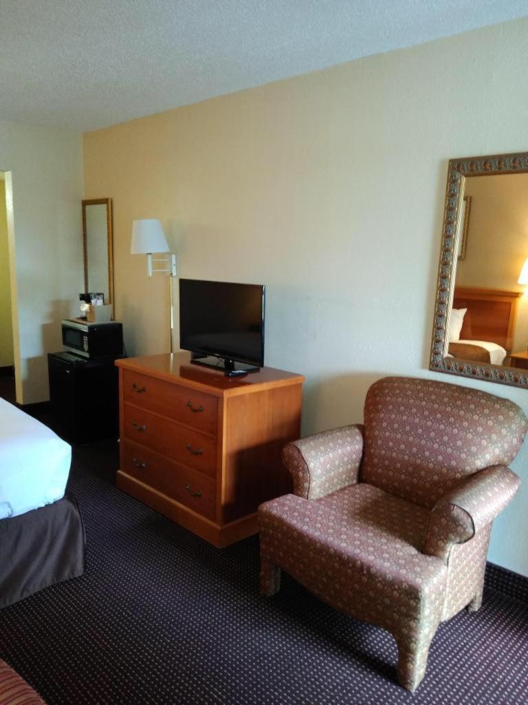 Knights Inn San Antonio near Frost Bank Center photo 7