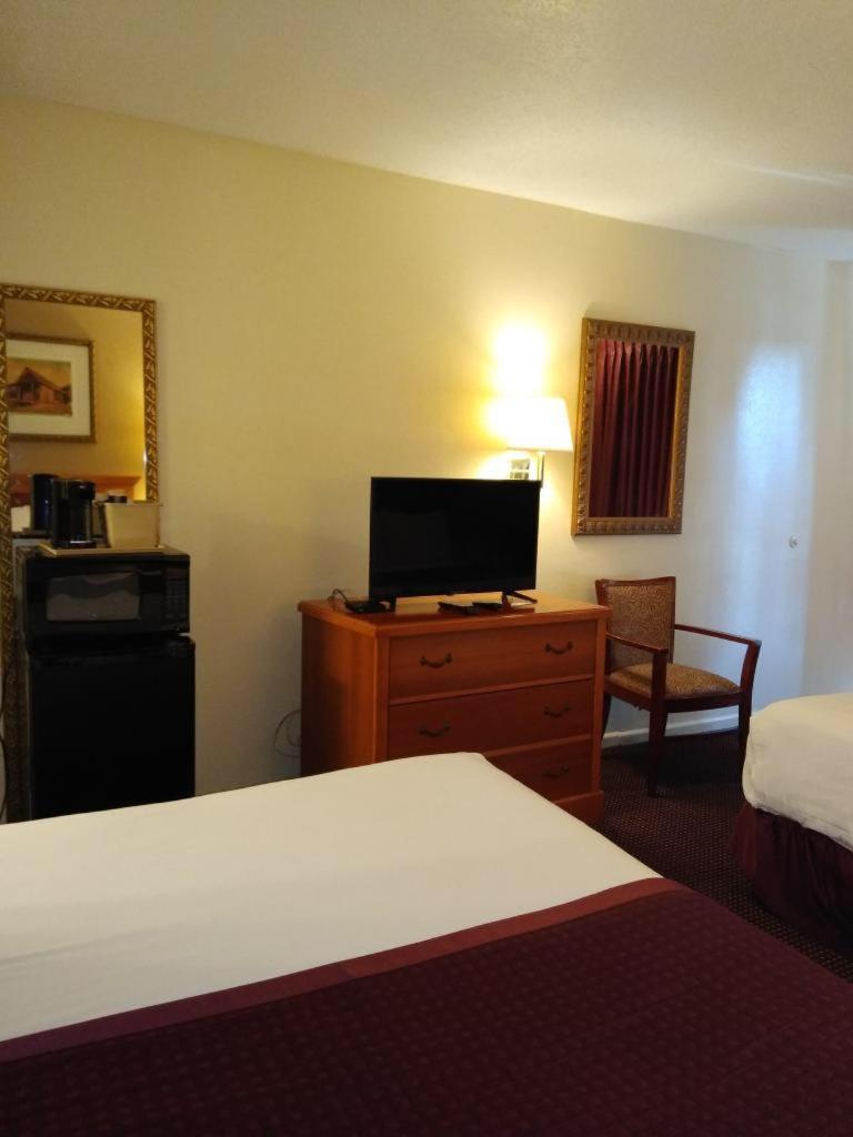 Knights Inn San Antonio near Frost Bank Center photo 2