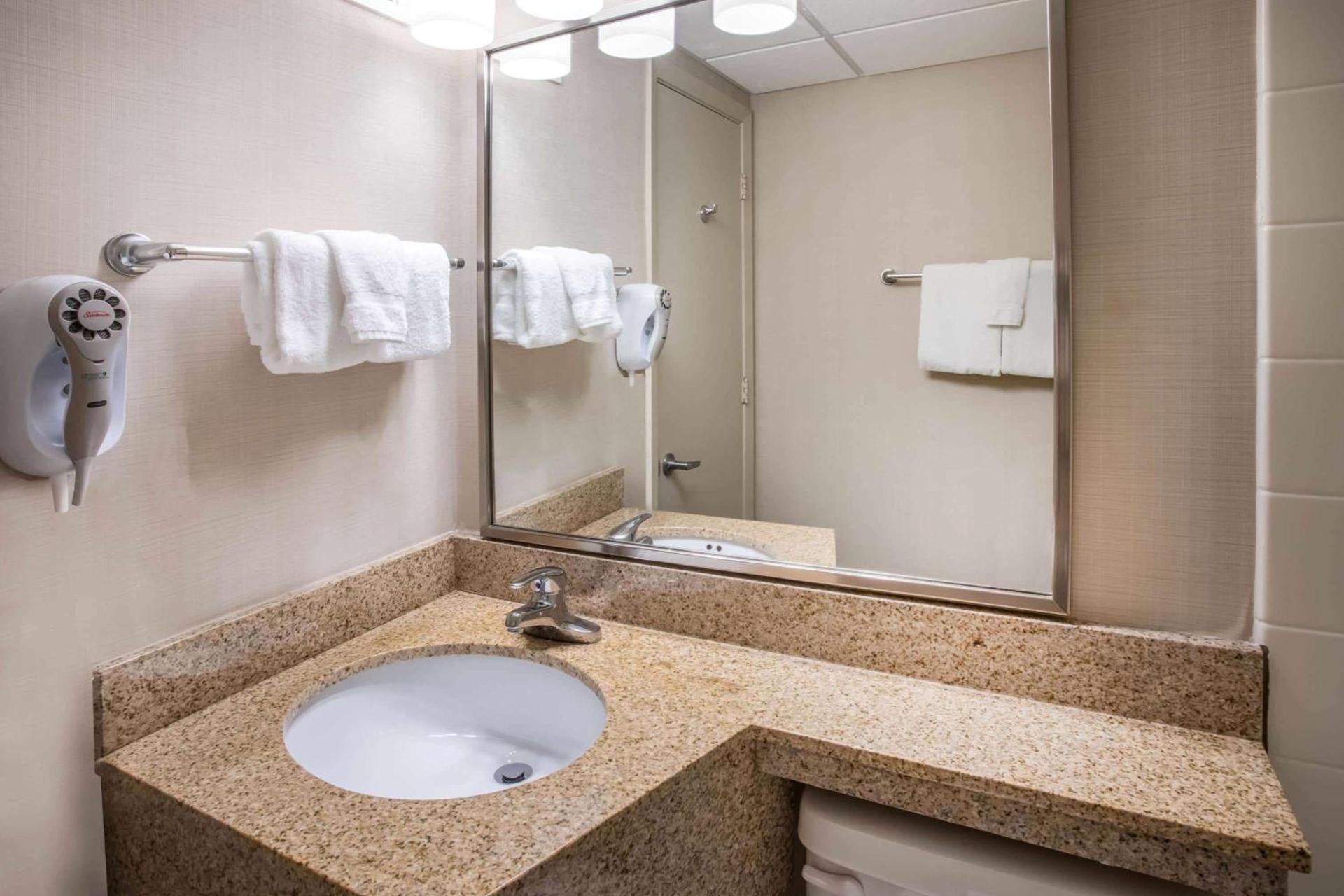 Days Inn & Suites by Wyndham Duluth by the Mall photo 48